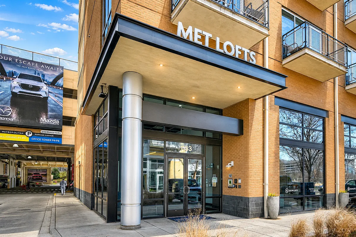 Building Photo - 1133 Metropolitan Ave #301
