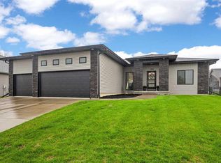 1915 Timber Wolf Dr, North Liberty, IA 52317