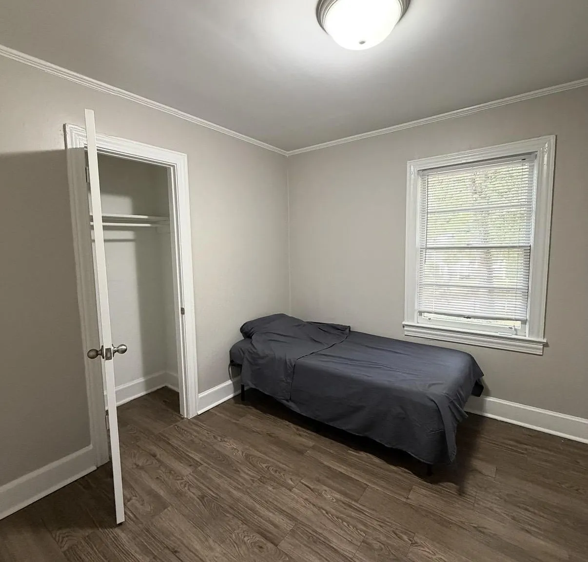 4 bed, 1.0 bath, 1000 sqft, $910 — Photo 2