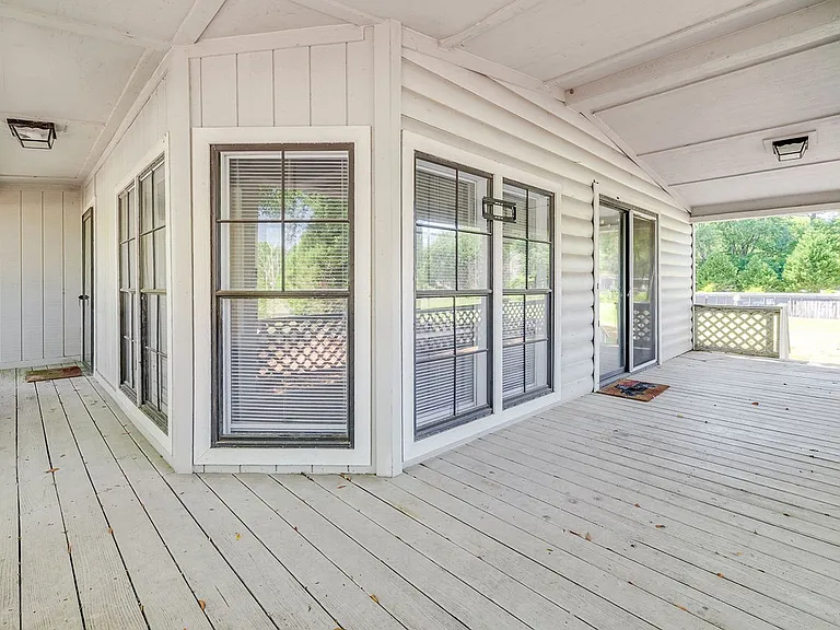 114 Eagle Dr — Photo 2