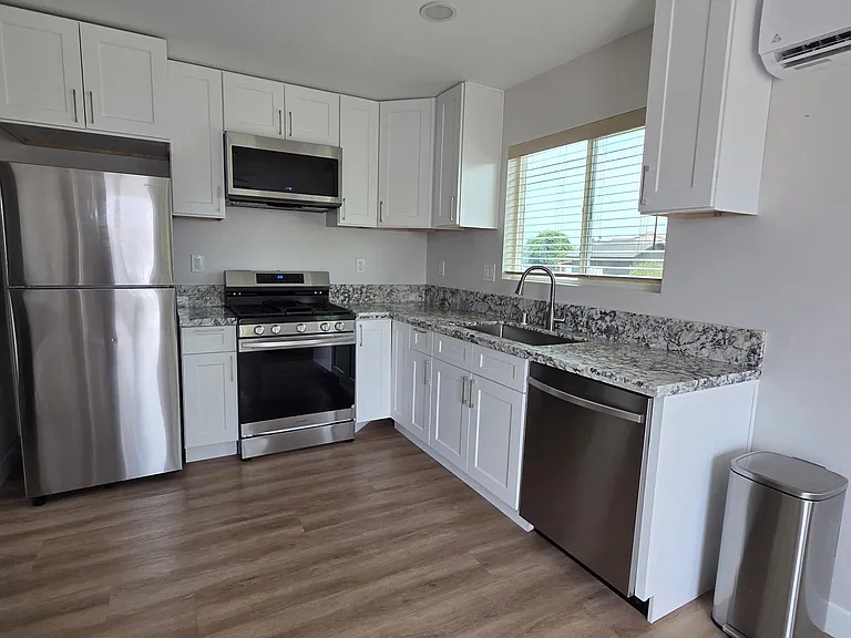 1656 Evergreen Ave #B — Photo 1