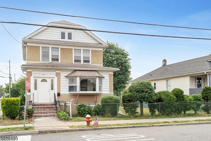 131 Lincoln Ave photo 1