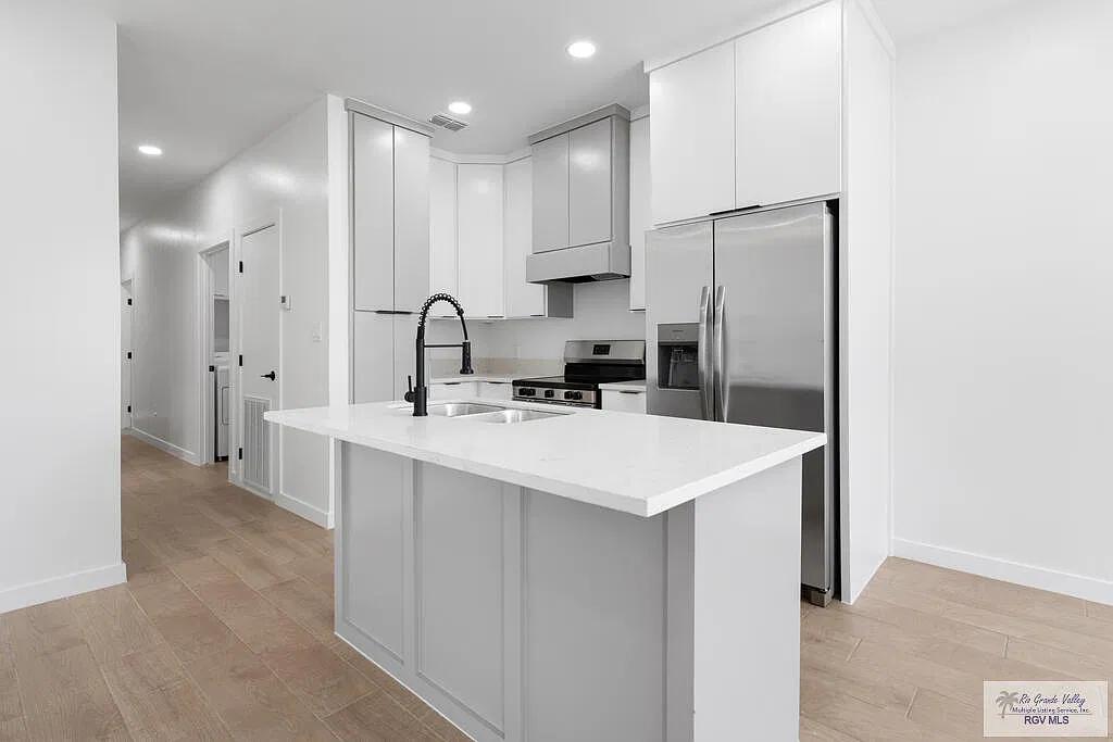 3 bed, 2.0 bath, 1123 sqft, $2,100 — Photo 4