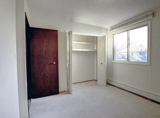 227 7th St NE #203, Calgary, AB T2E4C1