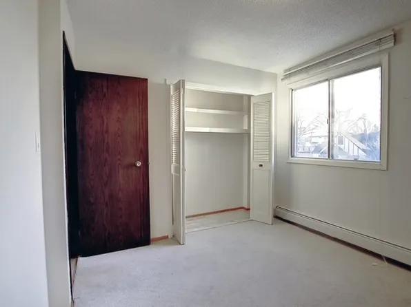 227 7th St NE #203, Calgary, AB T2E 4C1