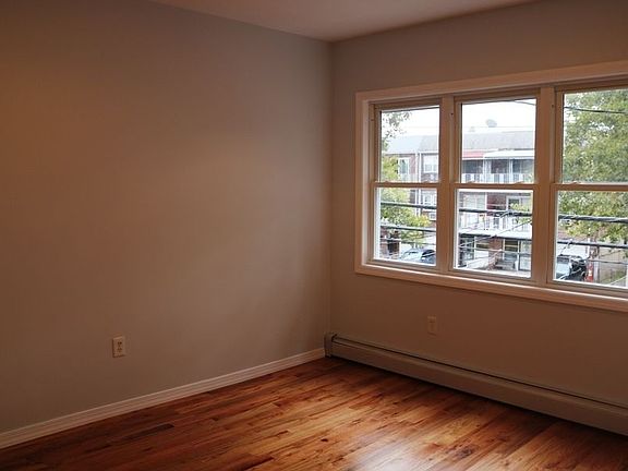 4th image of 993 E 92nd St