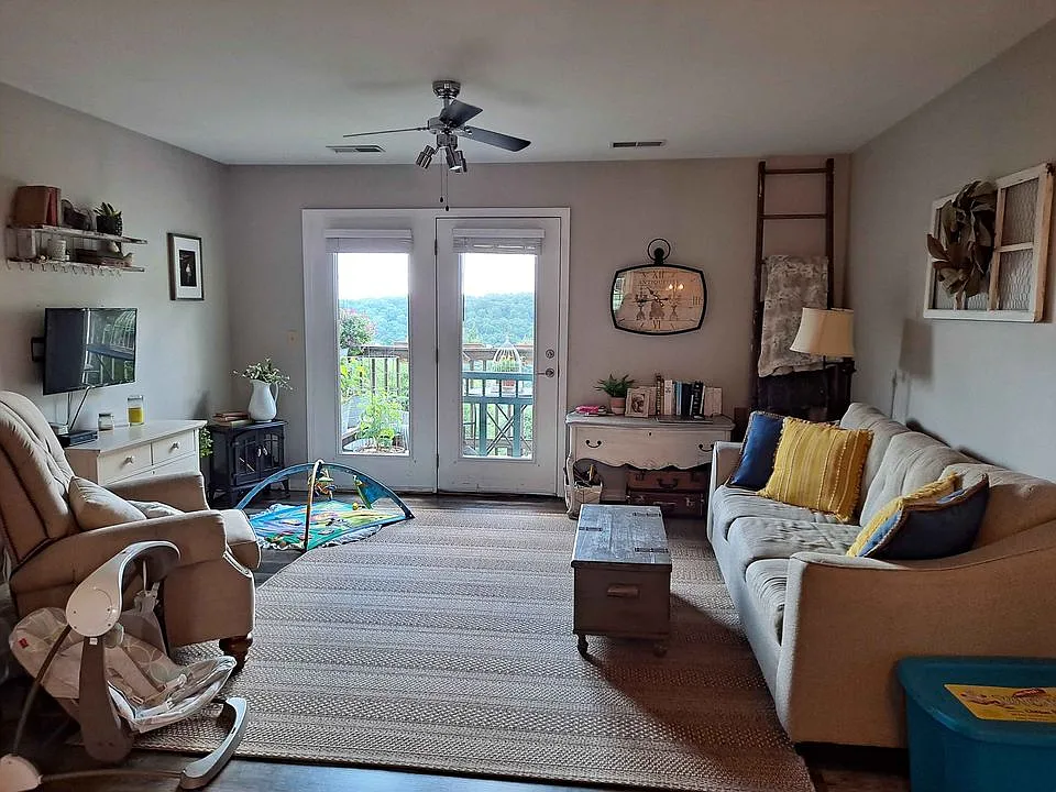 3 bed, 1100 sqft, $1,350 — Photo 2