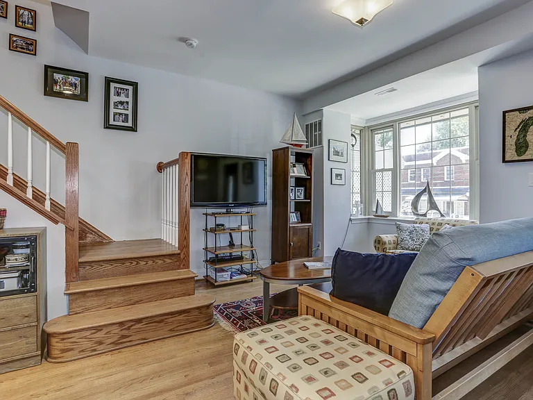 821 Tewkesbury Pl NW — Photo 9