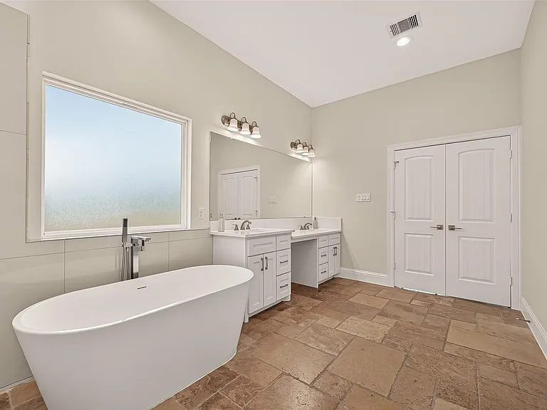 2211 Silverbonnet St — Photo 33