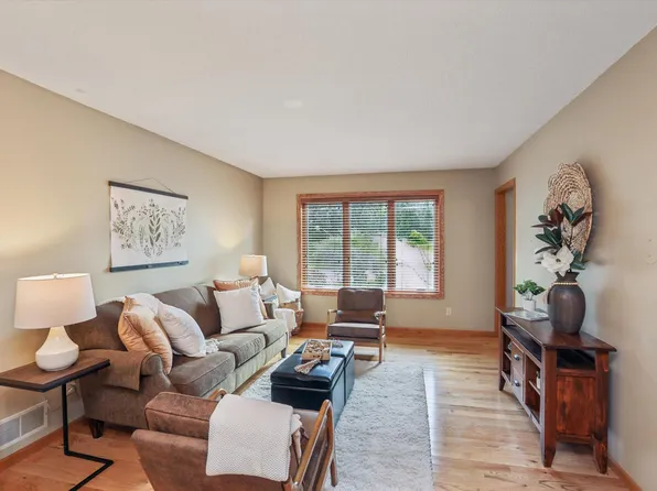 567 Lakewood Dr S, Maplewood, MN 55119