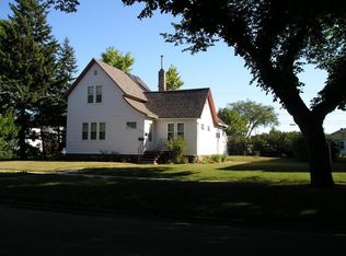 916 N 4th St, Grand Forks, ND 58203