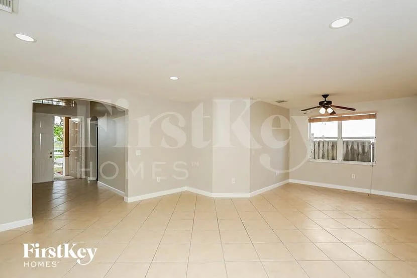4 bed, 3.0 bath, 2530 sqft, $4,825 — Photo 3