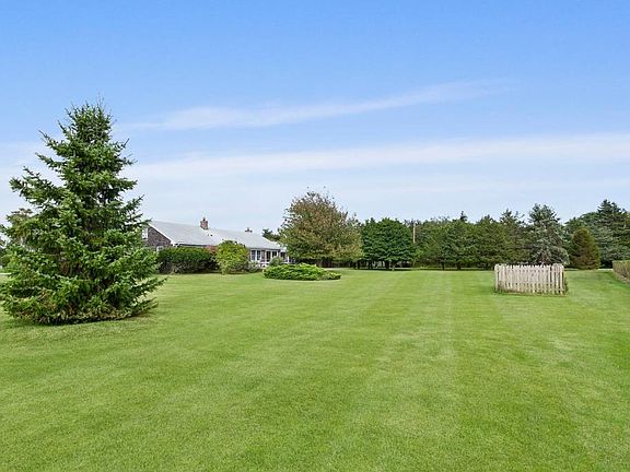 4th image of 26 Quaquanantuck Ln