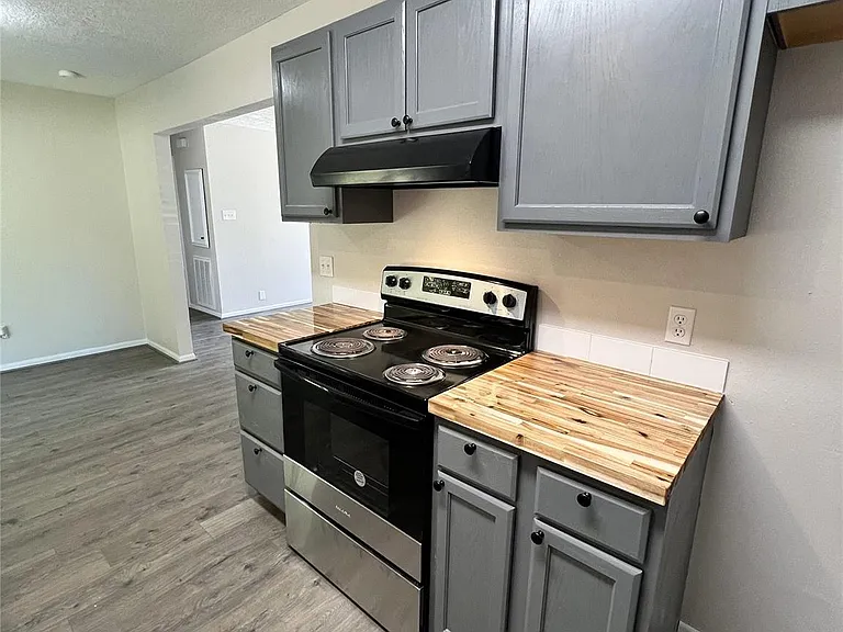 918 N Pine Ave — Photo 6
