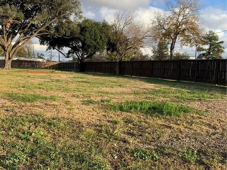 7702 Fairview St — Photo 3