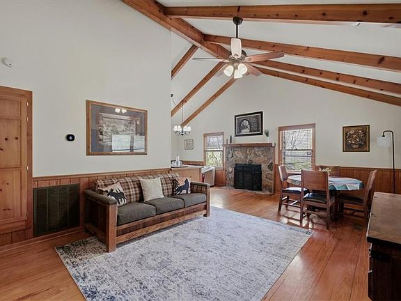 3rd image of 986 Mountain Oak Rd