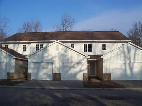 1422 Viewpoint Dr, Greenville, MI 48838