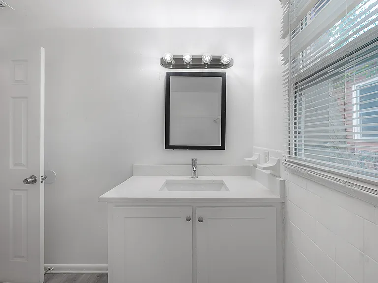 4017 N Seminole Ave — Photo 8