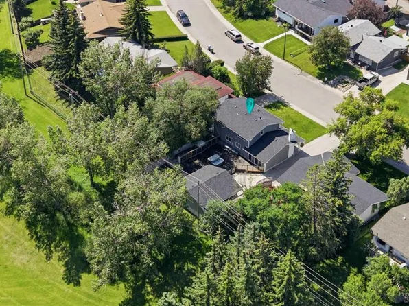 20 SW Mapleglade Close SE, Calgary, AB T2J 2G9