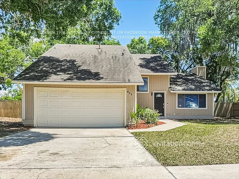 951 Waverly Dr — Photo 4