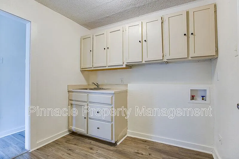 1 bed, 1.0 bath, $895 — Photo 4