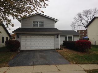 1890 Crescent Ln, Hoffman Estates, IL 60169