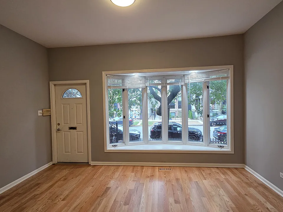 1229 W Wellington Ave #1
