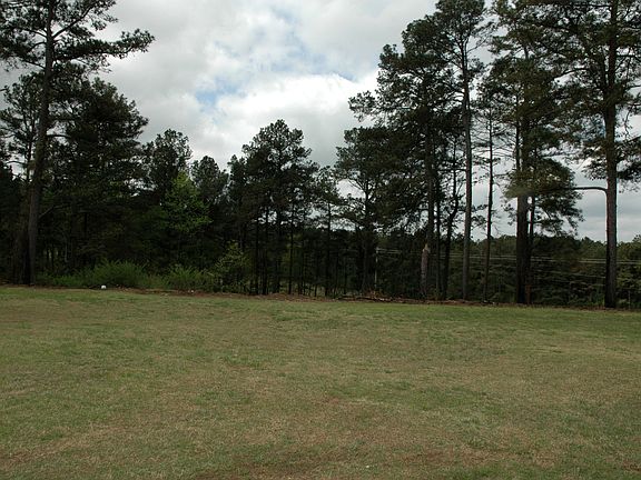 yard in back area of Apartments