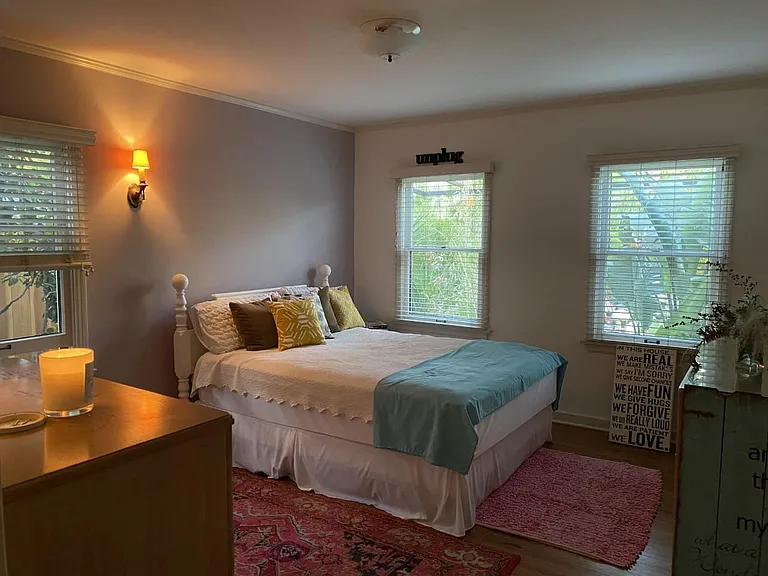 1136 Cordova Ave — Photo 3
