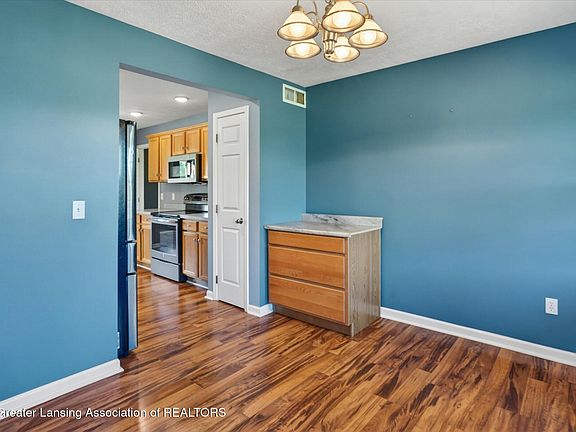 5th image of 4074 Apple Dr