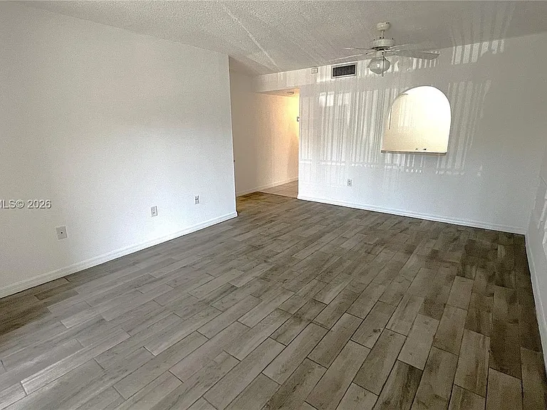 711 N Pine Island Rd #211 — Photo 2