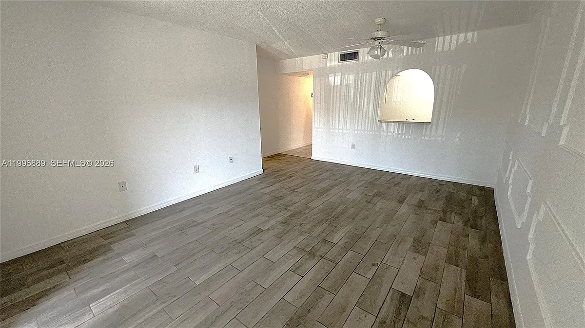 Building Photo - 711 N Pine Island Rd #211