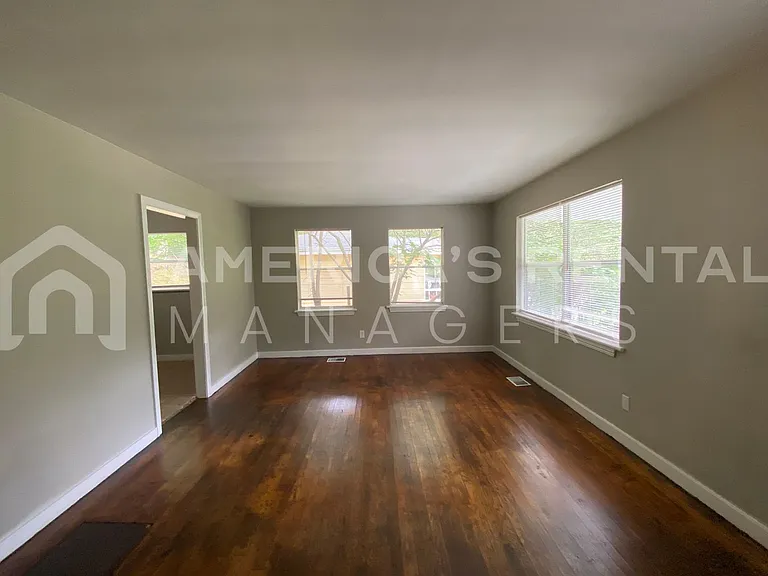 828 Vanderbilt St — Photo 4