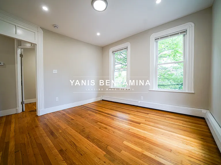 568 Green St #2 — Photo 2
