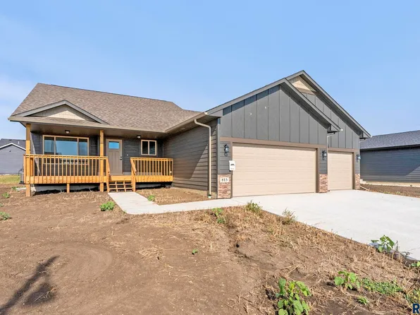 813 N Main St, Lennox, SD 57039