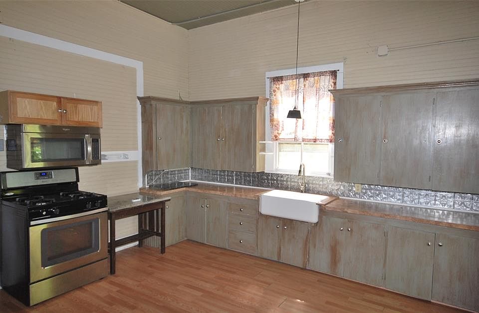 1st image of 304 S Pecan St