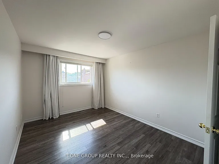 34 Navaho Dr #UPPER FL — Photo 8