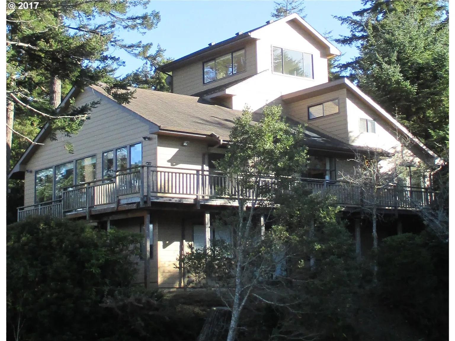 1064 Lakeshore Dr photo 1