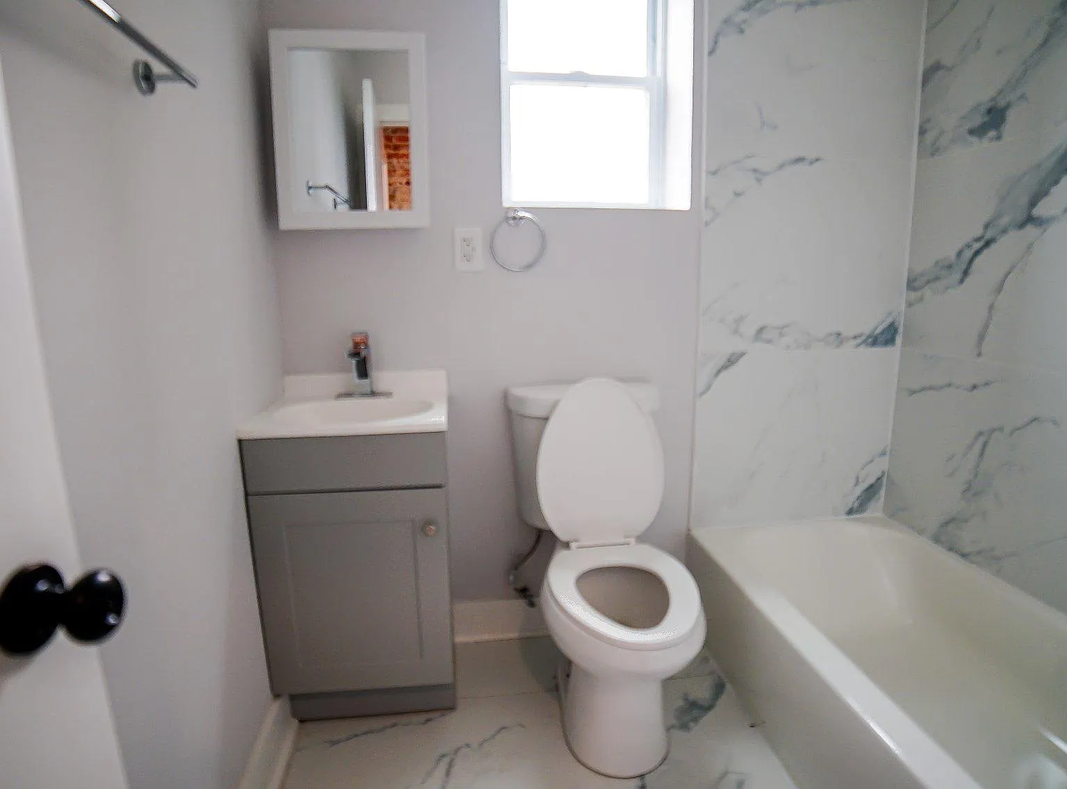 3 bed, 1.5 bath, 1298 sqft, $1,500 — Photo 2