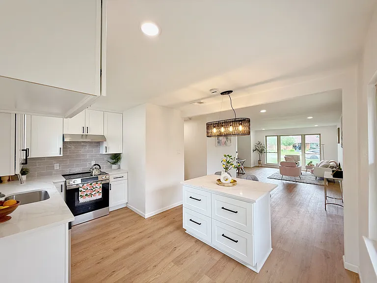 700 Dumont Dr — Photo 7