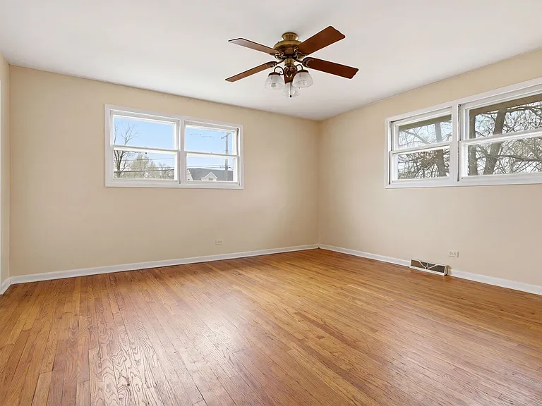155 E Madison St — Photo 23