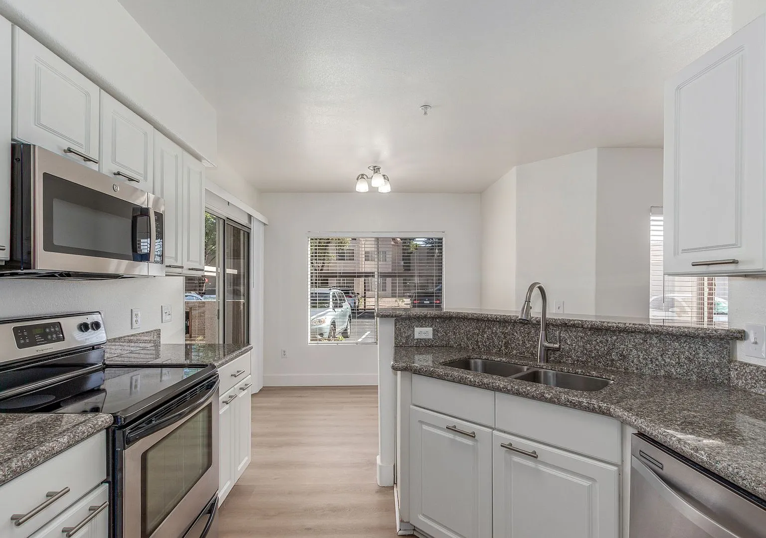 2 Bedroom 2 Bathroom Condo- Downtown Gilbert — Photo 3