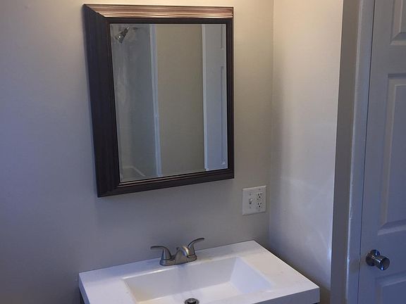 4th image of 1323 W Cossitt Ave APT 1