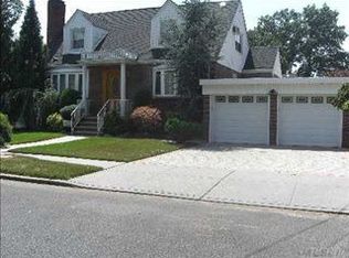 2842 212th St, Flushing, NY 11360