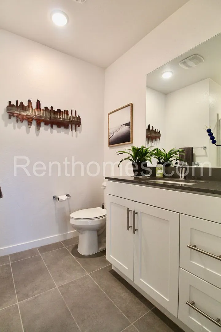Mission Valley, 10441 Harlow Cir #33, Quartz Counters, LVP Flooring, 3 MBR's, AC, Attached 2 Car ... — Photo 4