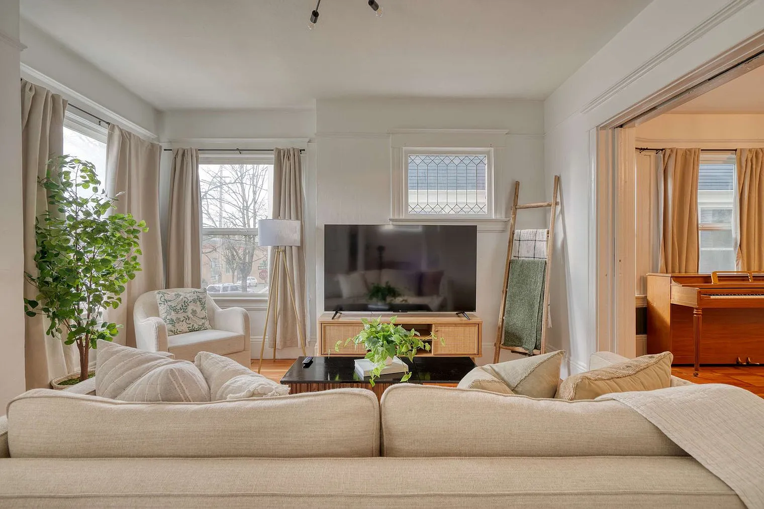 3 bed, 1.0 bath, 1097 sqft, $6,501 — Photo 4