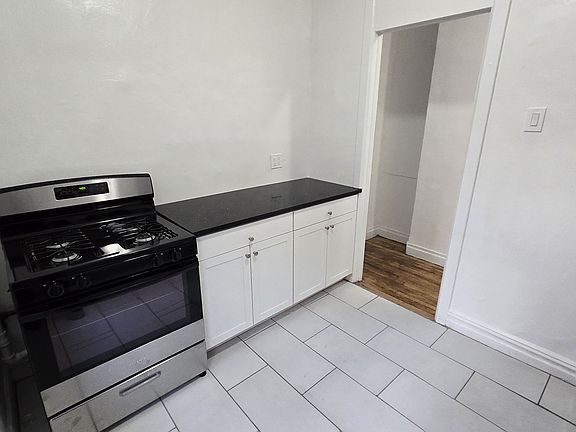 5th image of 33 Bank St APT 14