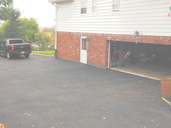 Driveway/2car garage