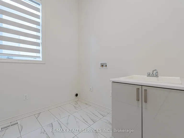 7 Sandhill Cres N — Photo 21