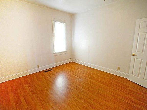 5th image of 623 Jackson Ave